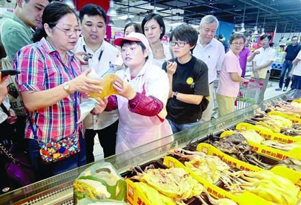 市人大和相关部门在中山公园龙之梦的家乐福进行食品安全检查 /晨报记者 竺钢