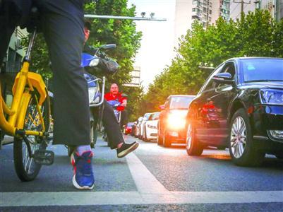 9月13日,沪太路宜川路路口,“九合一”电子警察已正式投用,这也是本市首套集成多功能型电子警察。 /晨报记者 张佳琪