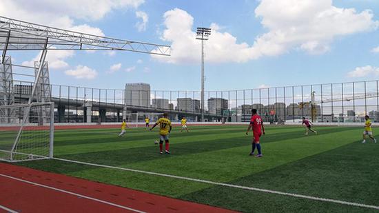 静安体育中心明日试运营 足球场位于13米高屋