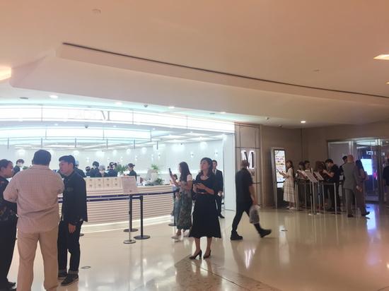 y M店门口,顾客排队等待堂吃。澎湃新闻记者
