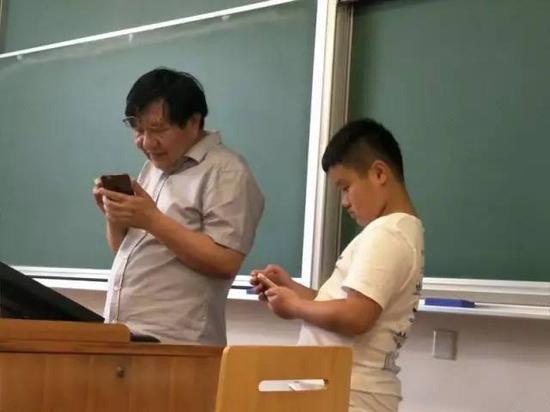 就是图中这位挺着小肚腩的小同伙,你看的没错,他此刻正在和复旦师长教师交换同伙圈。