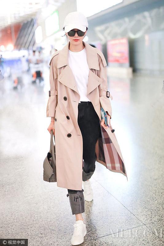 女星们机场街拍都爱上这个凹造型利器