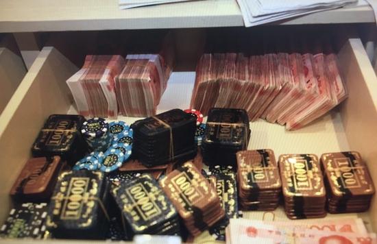 图说:被查获的赌资和赌具 警方供图