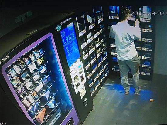图说:9月3日凌晨,孔某也曾进到该无人店进行盗窃。警方提供