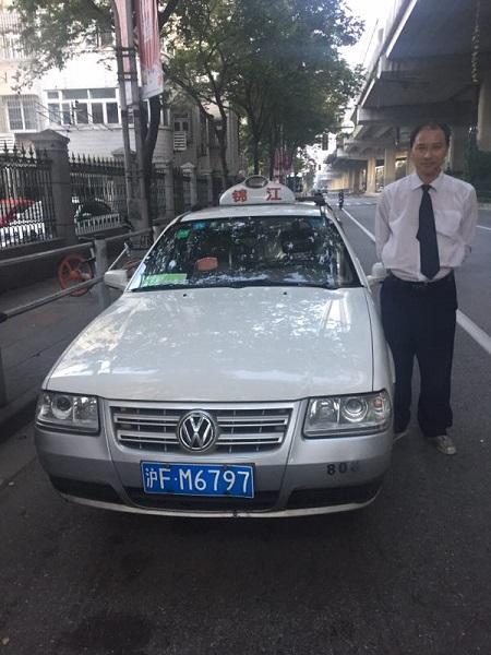 图说:做好事不留名的出租车驾驶员沈先生 上海锦江佳友汽车服务有限公司供图