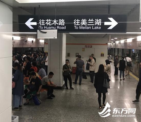 9时30分许,7号线新村路站客流恢复平缓。