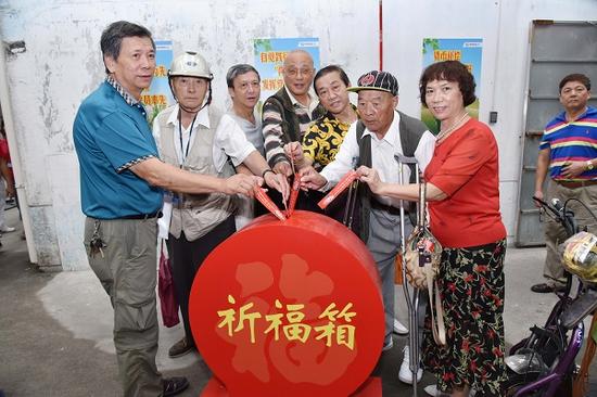 图说:居民为明天的美好生活祈福。陈泰明 摄