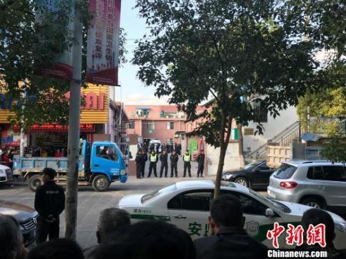11月11日,上海浦东祝桥镇一家超市内发生坍塌,公安、消防在事发现场救援。郭容摄