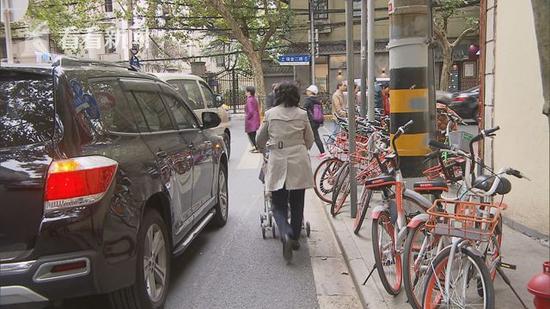 记者采访共享单车乱停放 ofo巡视员接受采访被