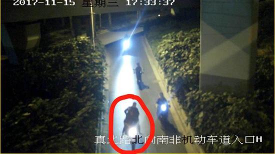 图说:三人合骑一辆电动自行车在路上飞驰。普陀警方 图