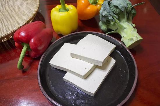 ▲推荐食物:豆腐、牛奶、酸奶、豆浆