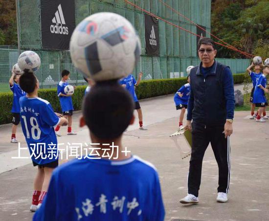 图说:根宝基地能走出这么多国脚,和徐根宝的亲力亲为、一批老教练的甘于寂寞不无关系。