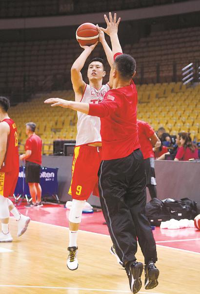 为备战2019男篮世界杯,中国男篮在武汉进行公开训练课。图为球员翟晓川(左)在训练中。 新华社 发