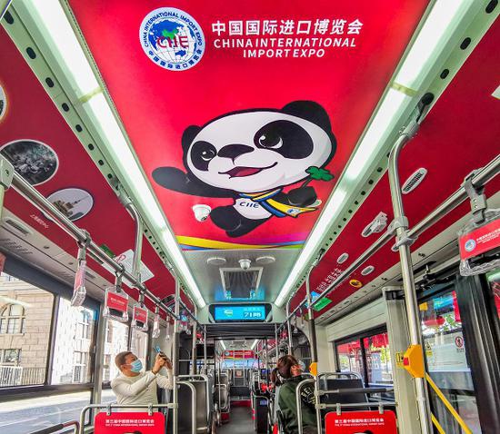 图说:今天上午,3辆中运量71路进博会主题专车正式上线运营 新民晚报记者陈梦泽 摄