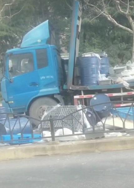 图说:货车超高撞击限高杆,货车箱体散架 网友供图