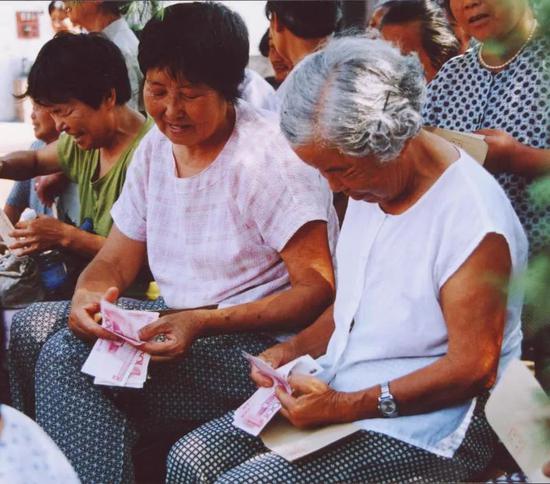 养老人员喜领养老金