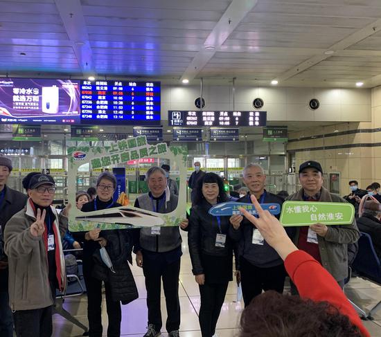 旅客搭乘上海首发往连云港方向的列车G8262次。 本文图片 铁路上海站供图