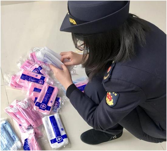 图说:松江区市场监管局发现,一网络平台店涉嫌销售假冒“飘安”注册商标的口罩 来源/上海市市场监管局供图(下同)