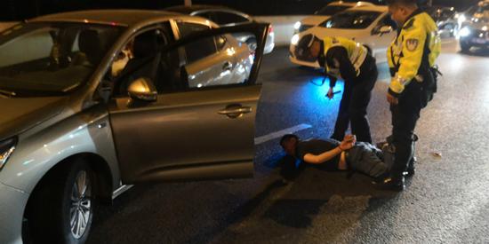 图说:民警驾驶员胡某控制。警方供图