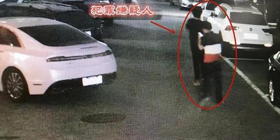 图说:事发当时监控下的犯罪嫌疑人
