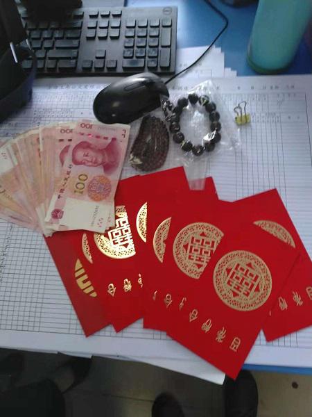 图说:粗心乘客匆忙中遗失数千元 徐佳良 摄(下同)