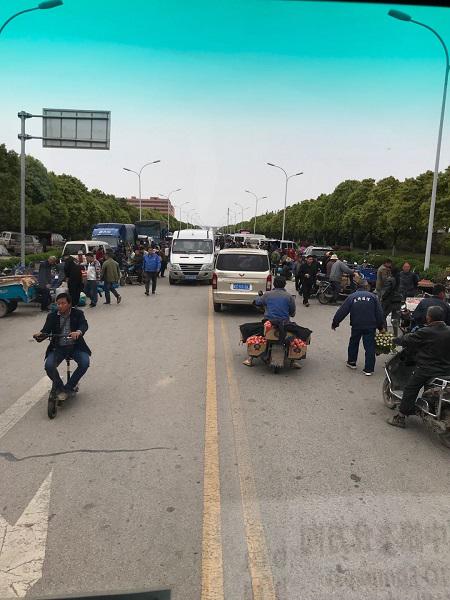 图说:浦东申杰路“马路菜场”绵延数百米 采访对象供图