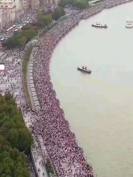 图说:外滩出现大客流。警方供图