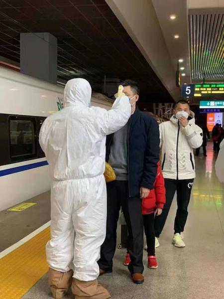 图说:上海虹桥站对重点旅客在站台进行测温