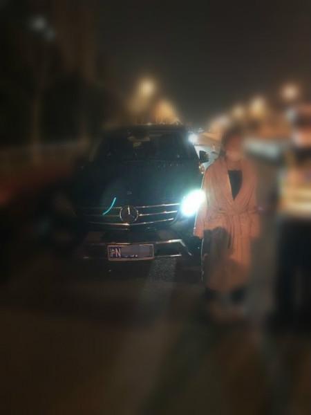图说:醉驾奔驰女出门接孩子睡衣都没换,酒精浓度超标3倍多 警方供图