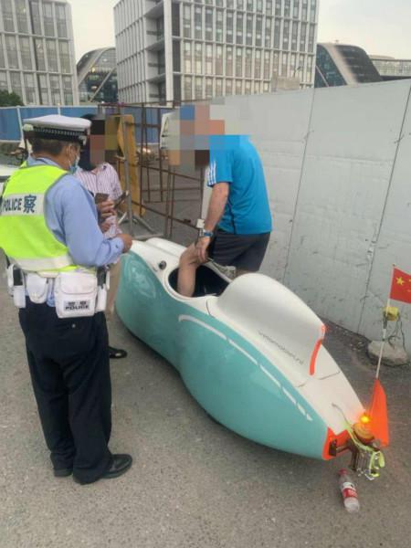 图说:长宁警方依法对违法车辆予以扣留