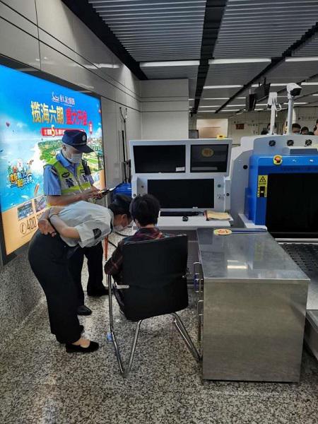 图说:地铁工作人员耐心与顾阿婆沟通 采访对象提供