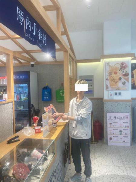 图说：王某17号又至奶茶店偷盗手机，现场指认照。宝山公安分局供图