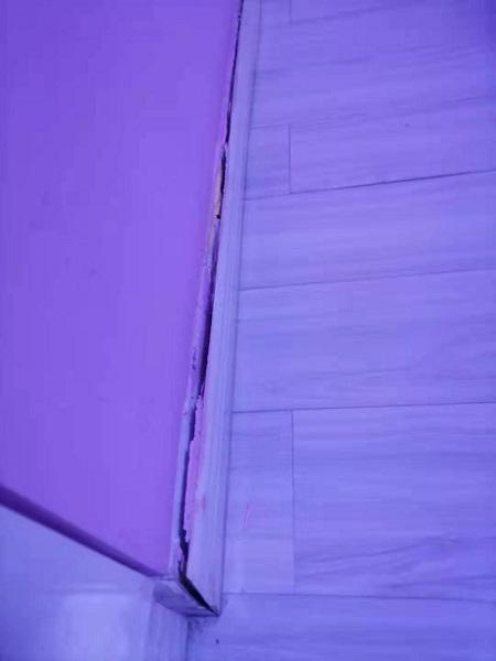 图说:次卧踢脚线裂坏