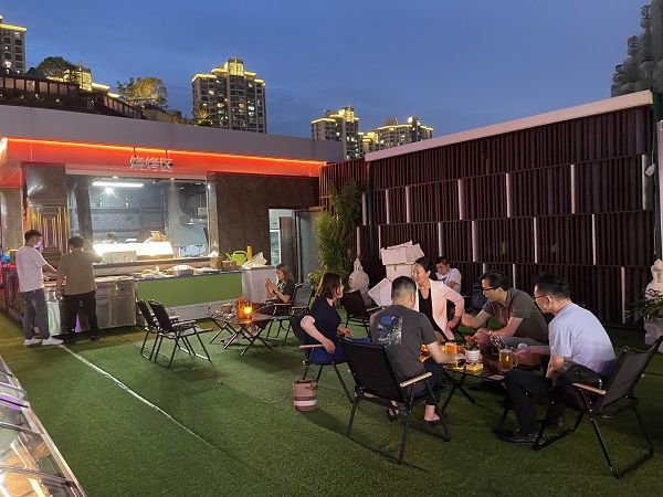 上海月星国际家居生活MALL充分利用苏河水岸的区位优势，打造水岸夜生活平台。主办单位供图