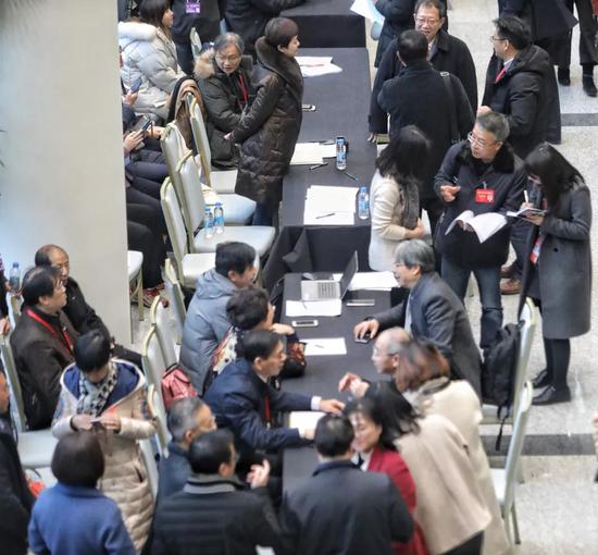 昨天下午，市政协十三届三次会议举行现场咨询会。张龙 摄