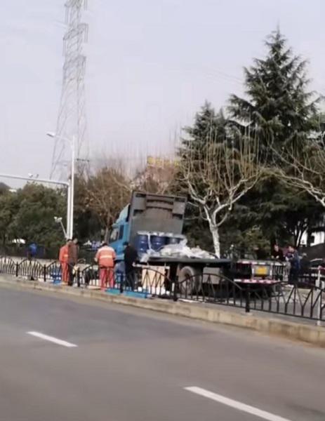 图说:货车箱体散架,车内货物散落一地 网友供图
