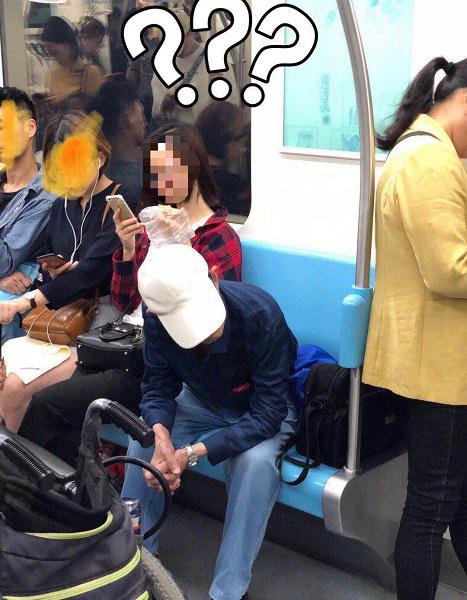 图说:女子一边看手机一边吃榴莲 网友供图