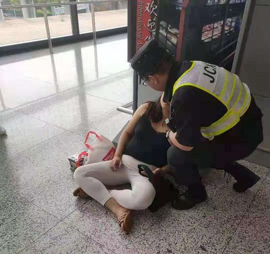 图说:王刚将当事人扶起 保安公司供图