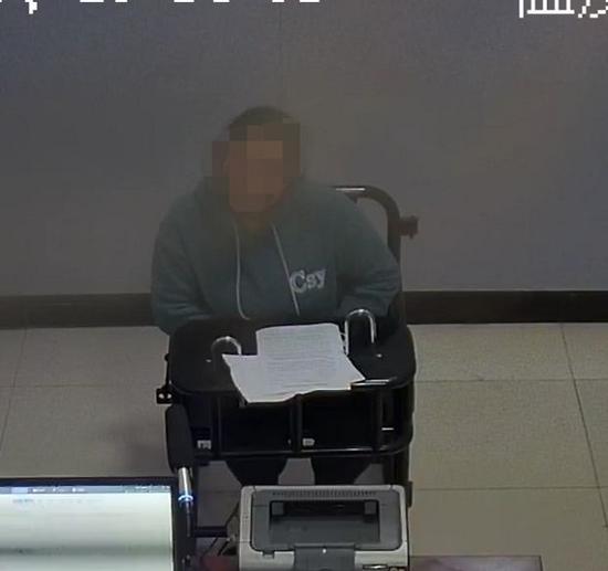 图说:犯罪嫌疑人胡某被崇明警方依法刑事拘留 来源/崇明警方供图(下同)