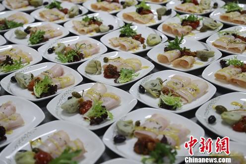 图为烟熏火鸡腿卷配餐。北京航食供图