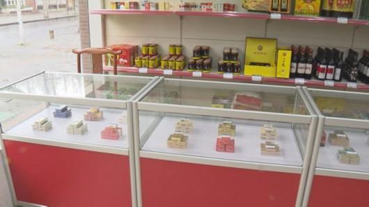 图片说明:金山遭窃烟酒店铺内