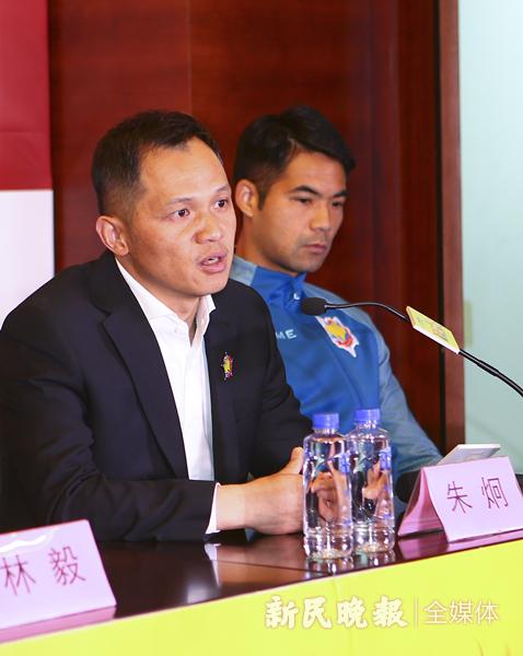 图说:球队战绩不佳,主帅朱炯也是有心无力 资料图 新民晚报记者 李铭珅 摄