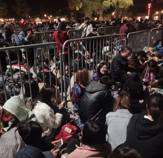 图说:热情的漫威粉丝们在18日晚间就已到达迪士尼小镇。微博图片