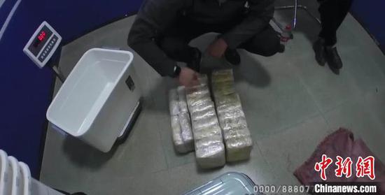 上海警方侦破一起特大跨境贩卖运输毒品案,抓获跨境贩毒团伙10名犯罪嫌疑人,缴获冰毒片剂47千克、冰毒2千克。据警方表示,此案是上海公安缉毒执法中单次缴获冰毒片剂量最大的个案。警方供图