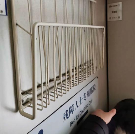 持有硬座票的穆先生,上了车才发现,自己的座位上标识了“残障人士专用席位”。 本文图片均由受访者提供
