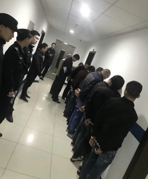 图说:2名铁路民警深入“赌穴”抓获全部赌徒21人。张波 摄