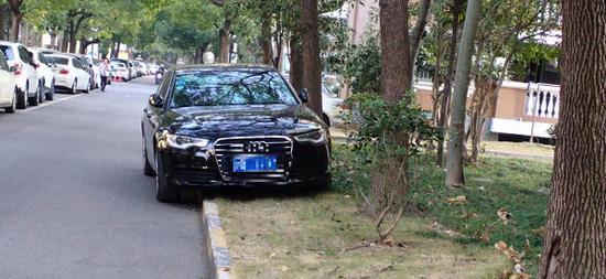 图说:一些车主不按照规定停放私家车 来源/投诉人供图