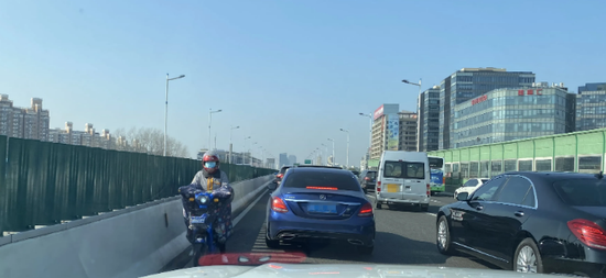 3月10日,沪闵高架,女子骑电动车逆行。 本文图均为 第4焦点上海交警微发布微信公众号 图