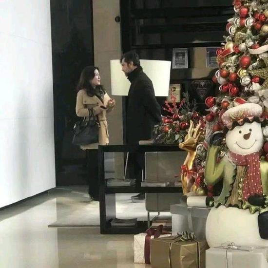 图说:弗洛雷斯此前已在上海洽谈签约事宜。这是网上流出他在新天地酒店出现的照片。