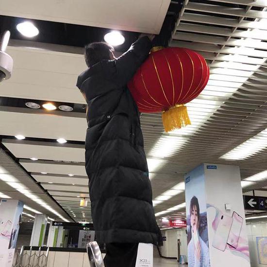 世纪大道地铁站大红灯笼高挂。